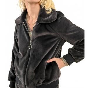 NEW MOLLY BRACKEN zipped faux fur jacket in gray